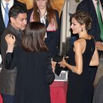 Doña Letizia charla con Rodrigo Cortés el año pasado en Oviedo durante la entrega de los Premios Princesa de Asturias.