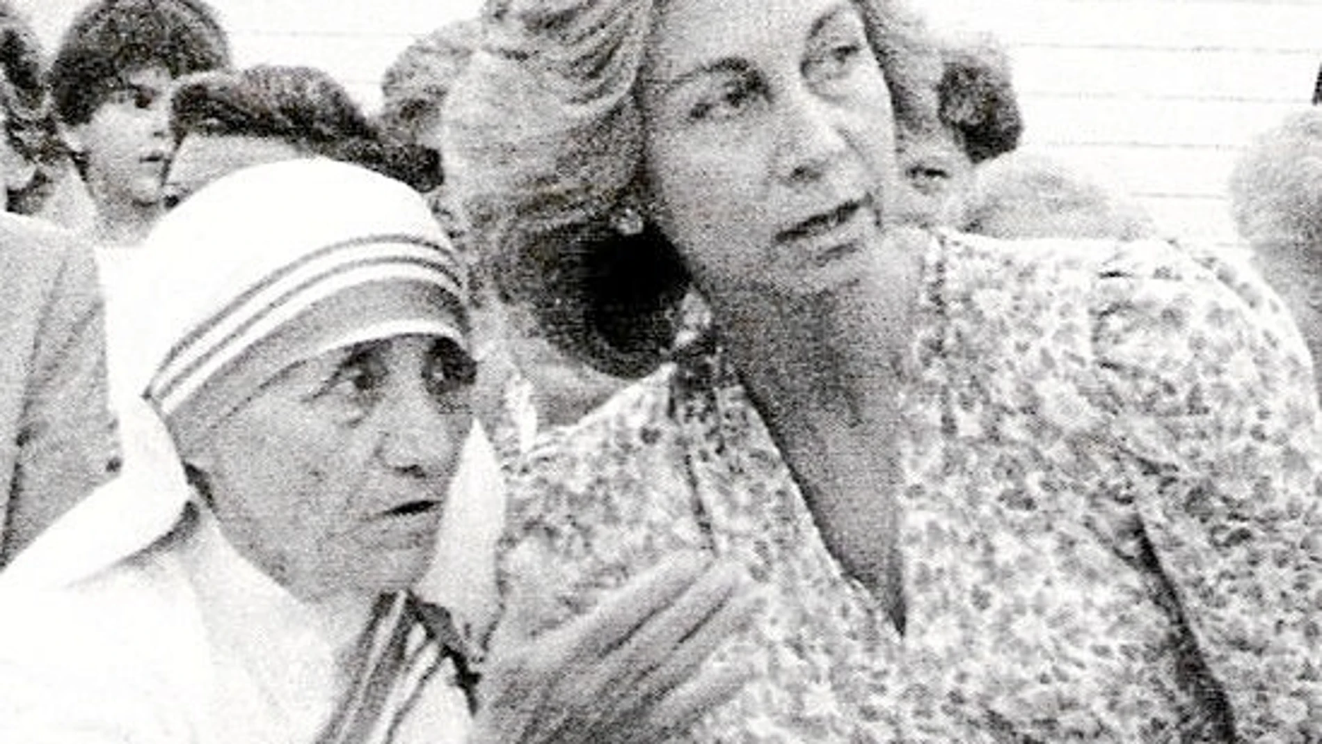 Teresa de Calcuta y la Reina Sofía, durante la inauguración del albergue de su orden en Madrid