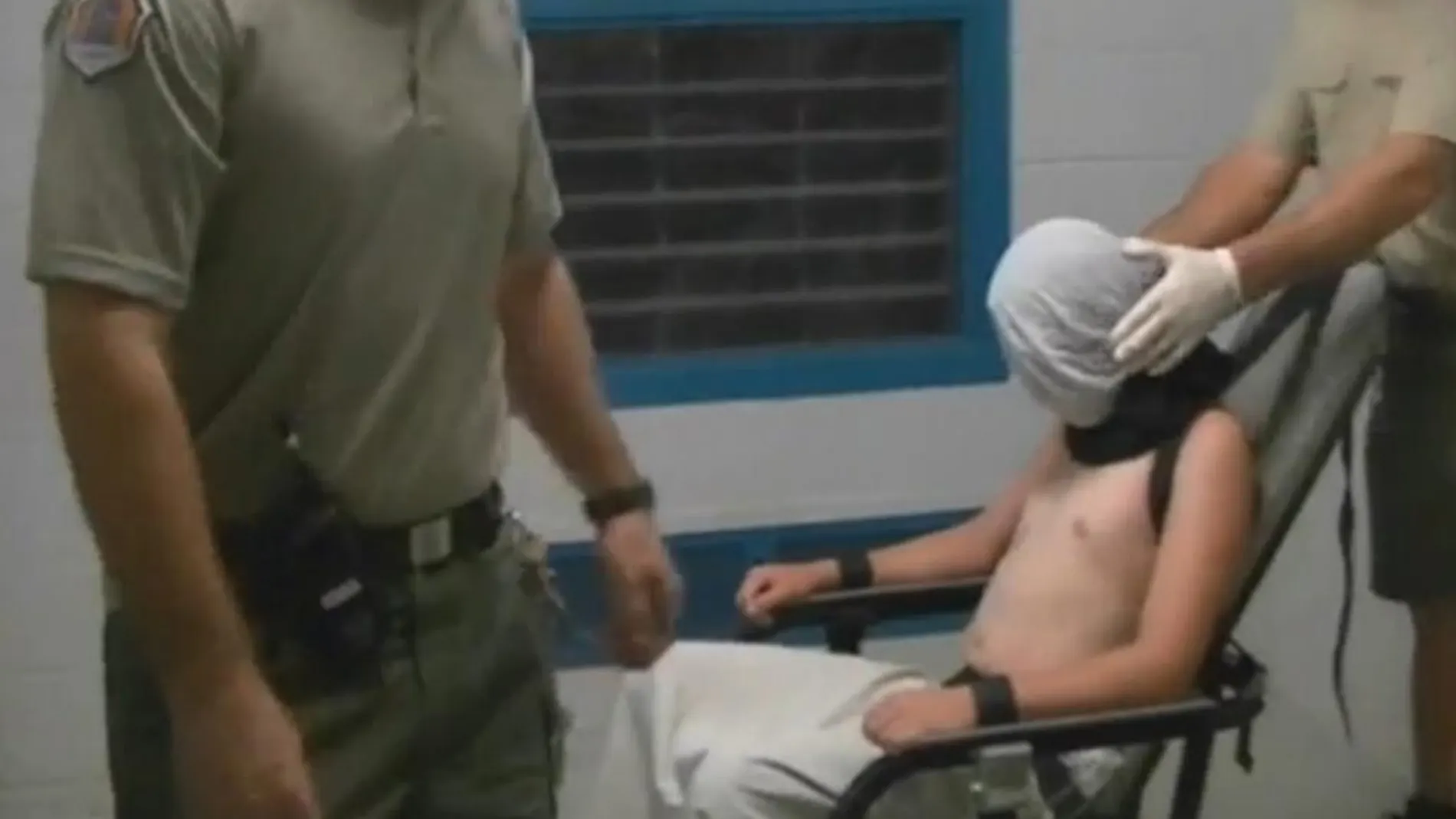 Fotograma sin fechar tomado por el programa de investigación de la televisión australiana Four Corners que muestra a un muchacho con el cuello atado al respaldo de una silla y la cabeza cubierta por una capucha en el centro de detención juvenil Don Dale, en Berrimah, Territorio del Norte (Australia).