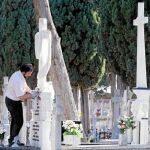 Preparativos para el día de Todos los Santos en el cementerio San Atilano de Zamora