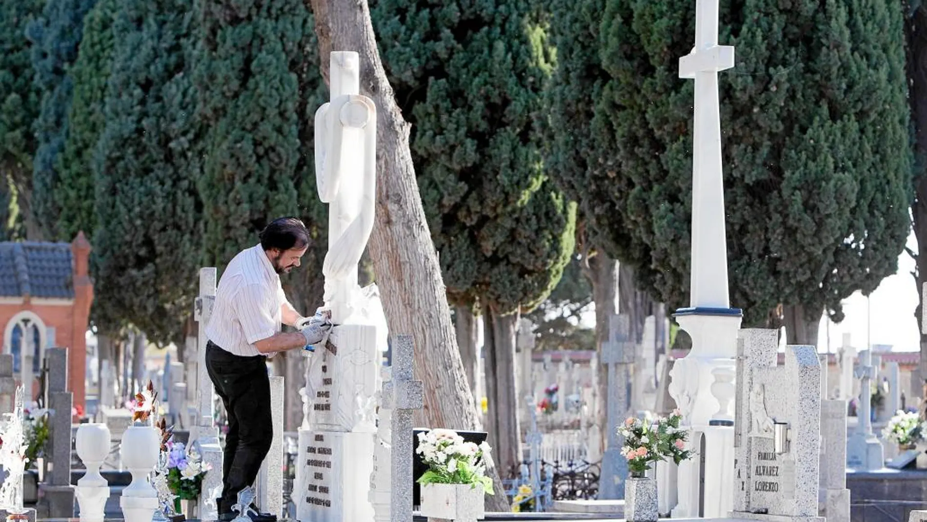 Preparativos para el día de Todos los Santos en el cementerio San Atilano de Zamora