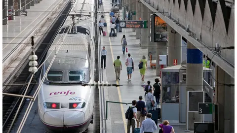 Tren de alta velocidad en una estación española