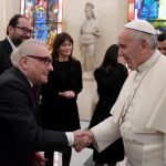Fotografía facilitada por L'Osservatore Romano que muestra al papa Francisco (d) que saluda al director de cine estadounidense Martin Scorsese (i) durante una audiencia privada en el Vaticano