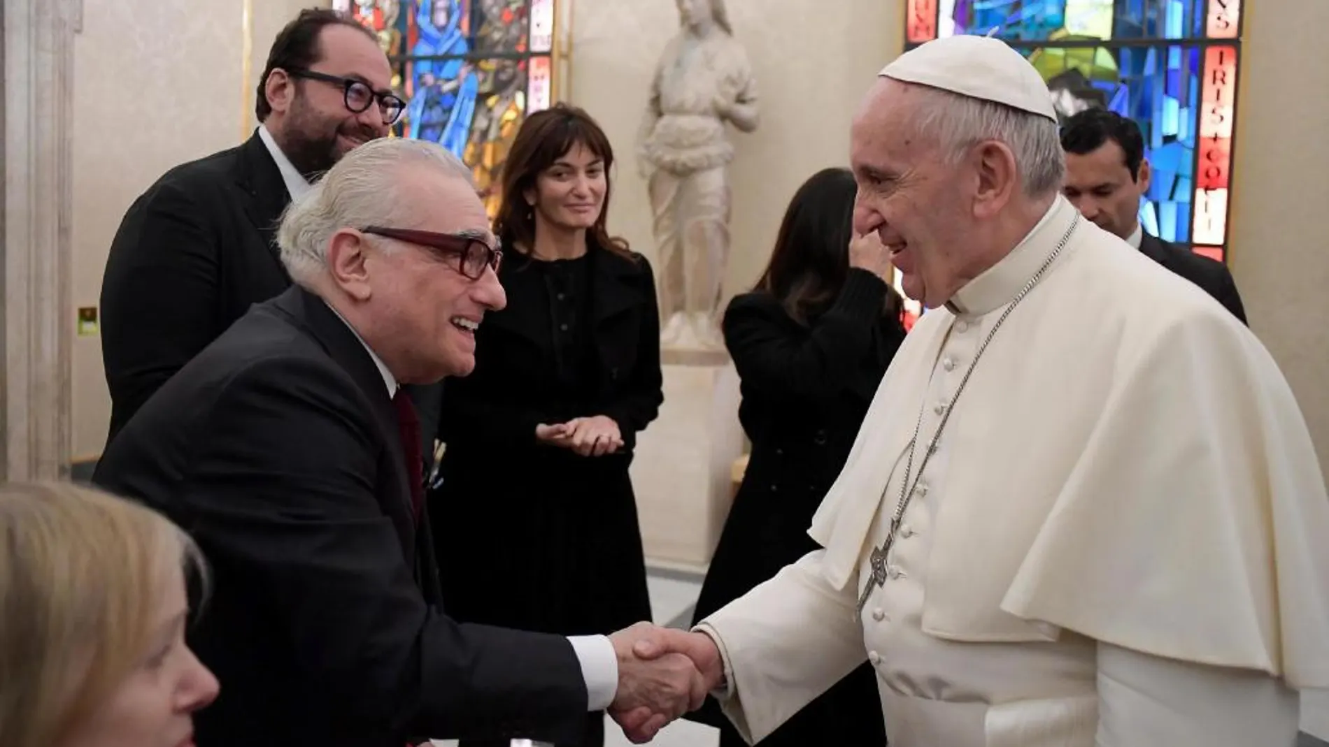 Fotografía facilitada por L'Osservatore Romano que muestra al papa Francisco (d) que saluda al director de cine estadounidense Martin Scorsese (i) durante una audiencia privada en el Vaticano