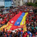Simpatizantes del presidente de Venezuela, Nicolás Maduro, se manifiestan hoy, martes 18 de octubre de 2016, en las calles de Caracas.