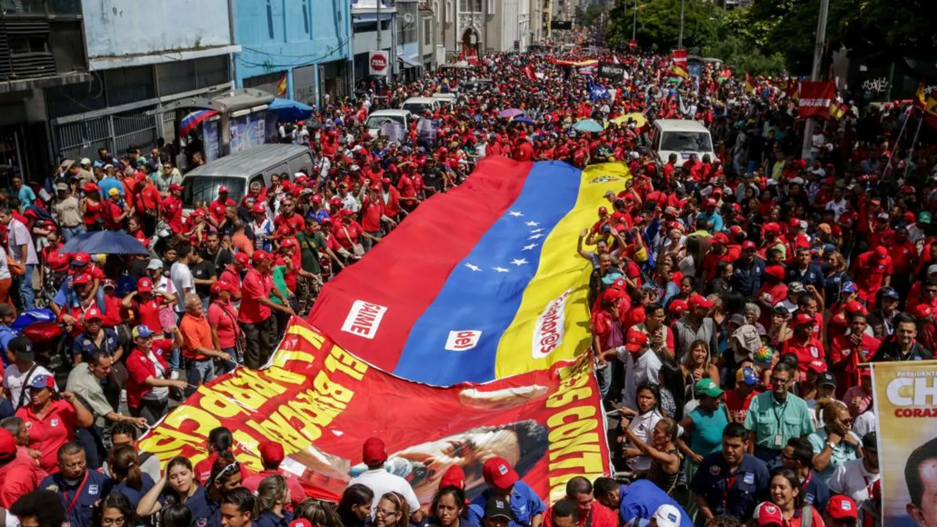Simpatizantes del presidente de Venezuela, Nicolás Maduro, se manifiestan hoy, martes 18 de octubre de 2016, en las calles de Caracas.