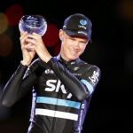 El británico del equipo Sky, Chris Froome, en el podio con el trofeo que le acredita segunda posición de la Vuelta Ciclista a España 2016.