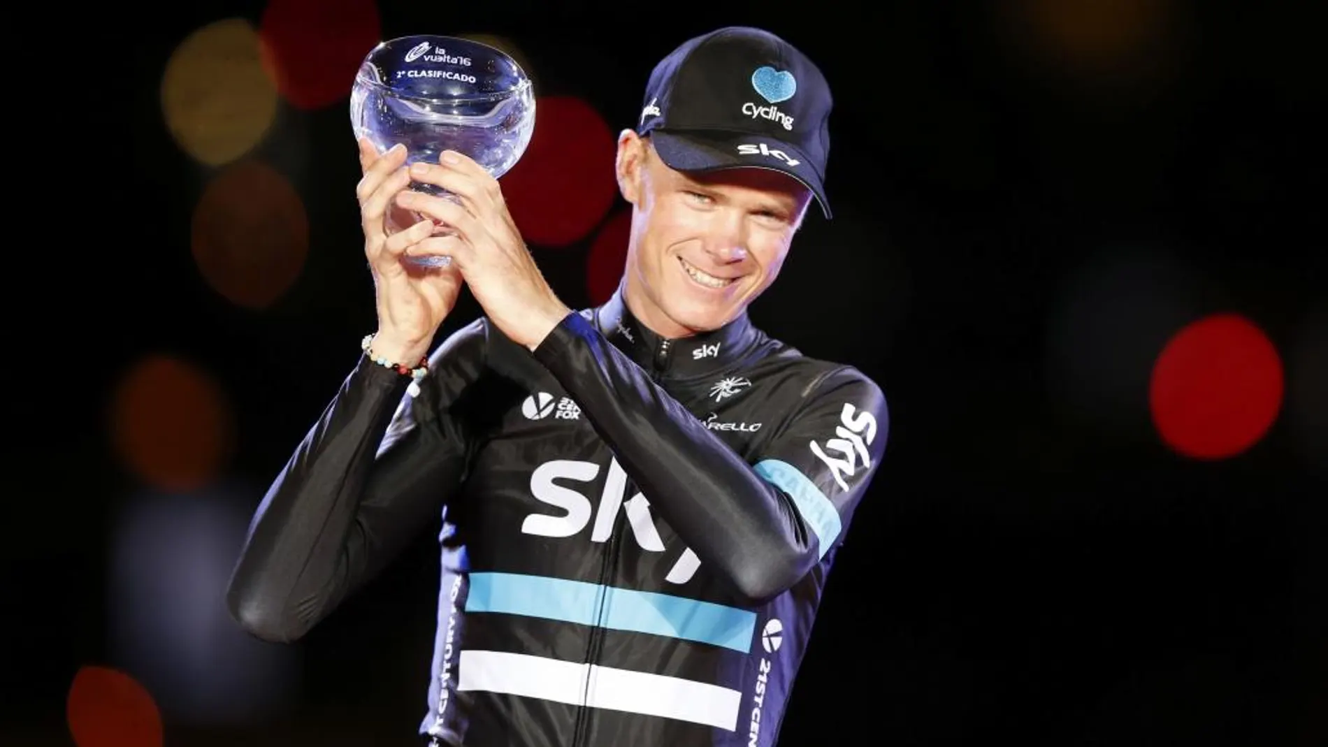 El británico del equipo Sky, Chris Froome, en el podio con el trofeo que le acredita segunda posición de la Vuelta Ciclista a España 2016.