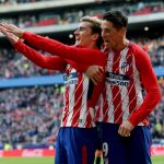 Los delanteros del Atlético de Madrid Fernando Torres y el francés Antoine Griezmann, festejan el gol del galo