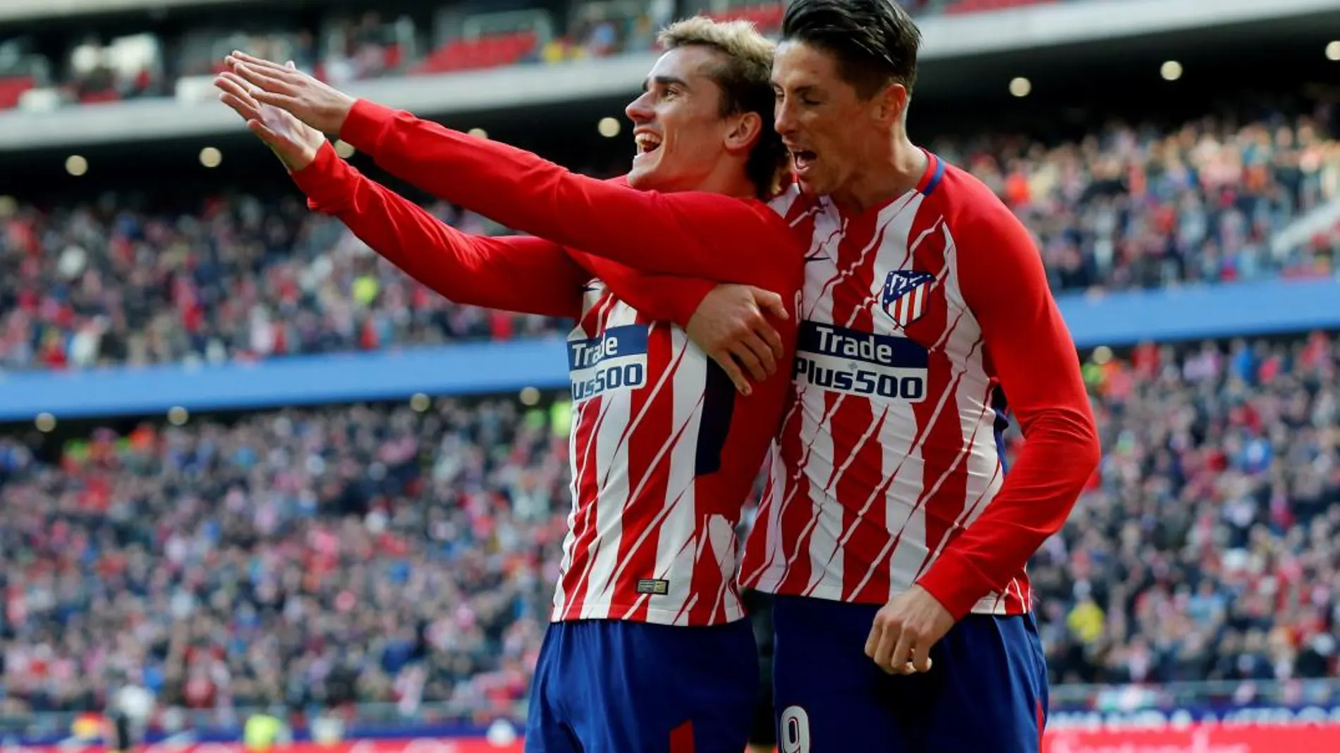 Los delanteros del Atlético de Madrid Fernando Torres y el francés Antoine Griezmann, festejan el gol del galo