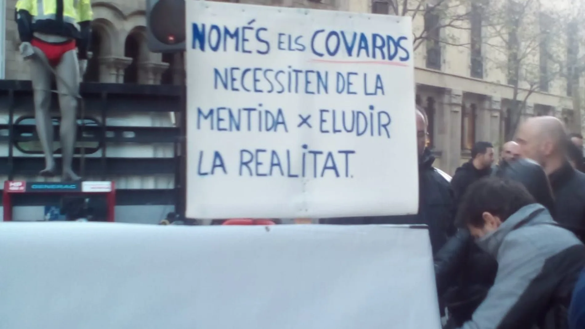 Los Mossos volvieron a protestar ante la sede de la consejería de Interior, para pedir viejas reivindicaciones aún no cumplidas por el Govern