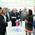 El presidente observa uno de los proyectos junto a los consejeros Pilar del Olmo y Carlos Fernández Carriedo.