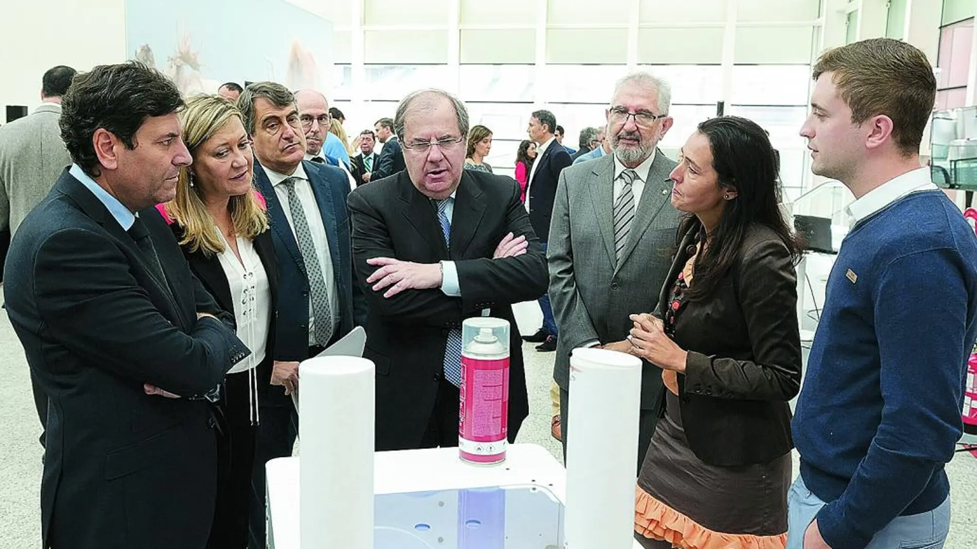 El presidente observa uno de los proyectos junto a los consejeros Pilar del Olmo y Carlos Fernández Carriedo.