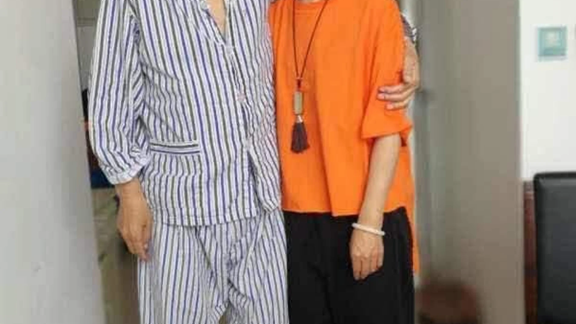 Fotografía de archivo de la cuenta de Twitter del activista Ye Du que muestra al disidente chino Liu Xiaobo (i) y su mujer, Liu Xia, en un lugar sin localizar