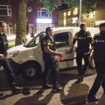 Agentes de la policía holandesa inspeccionan una furgoneta con matrícula española en Róterdam