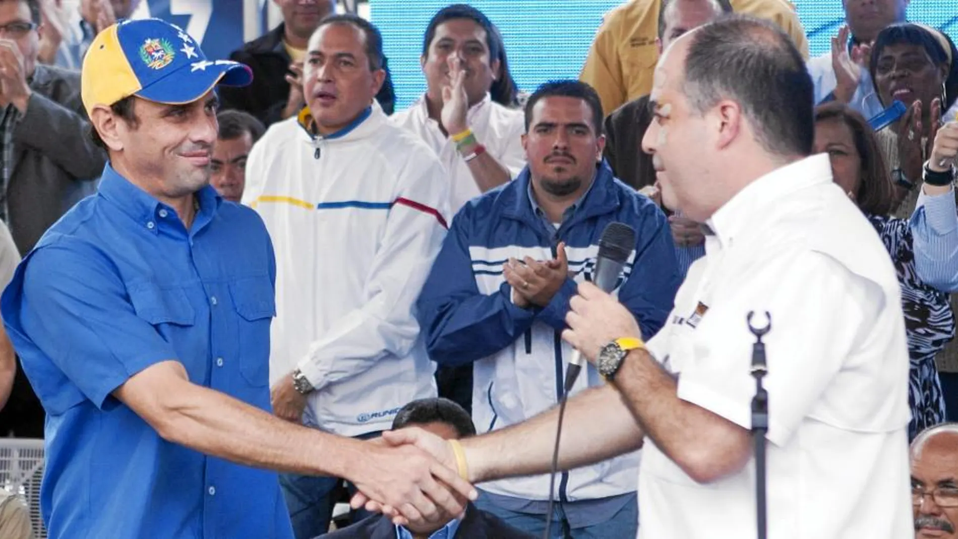 Henrique Capriles, durante un acto acompañado de diputados de la Asamblea Nacional, en Caracas.