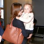Carla Bruni, junto a su hija Giulia el pasado mes de abril en el aeropuerto de Los Ángeles