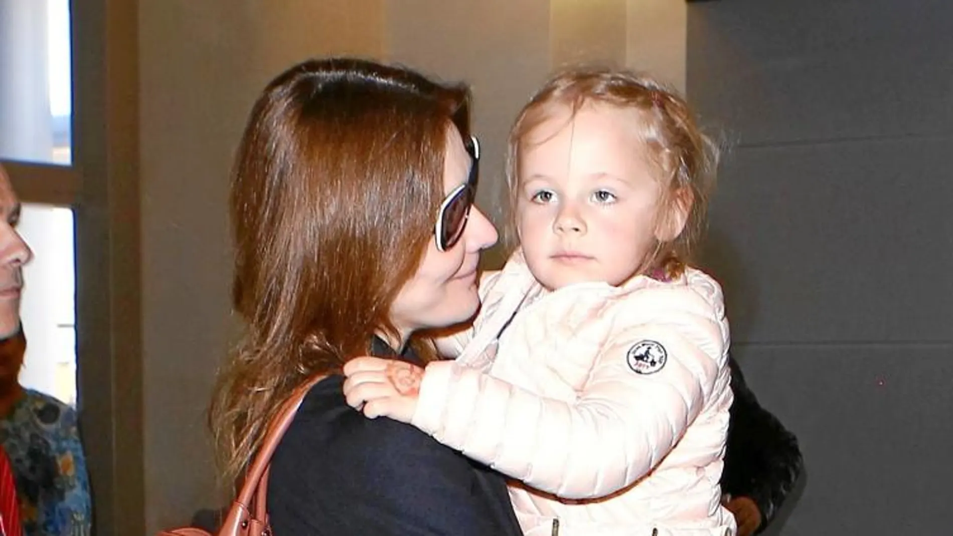 Carla Bruni, junto a su hija Giulia el pasado mes de abril en el aeropuerto de Los Ángeles
