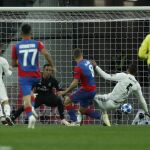 Nikola Vlasic (c) de PFC CSKA anota un gol ante el Real Madrid CF, en el estadio Luzhniki, en Moscú (Rusia). EFE/Sergei Ilnitsky