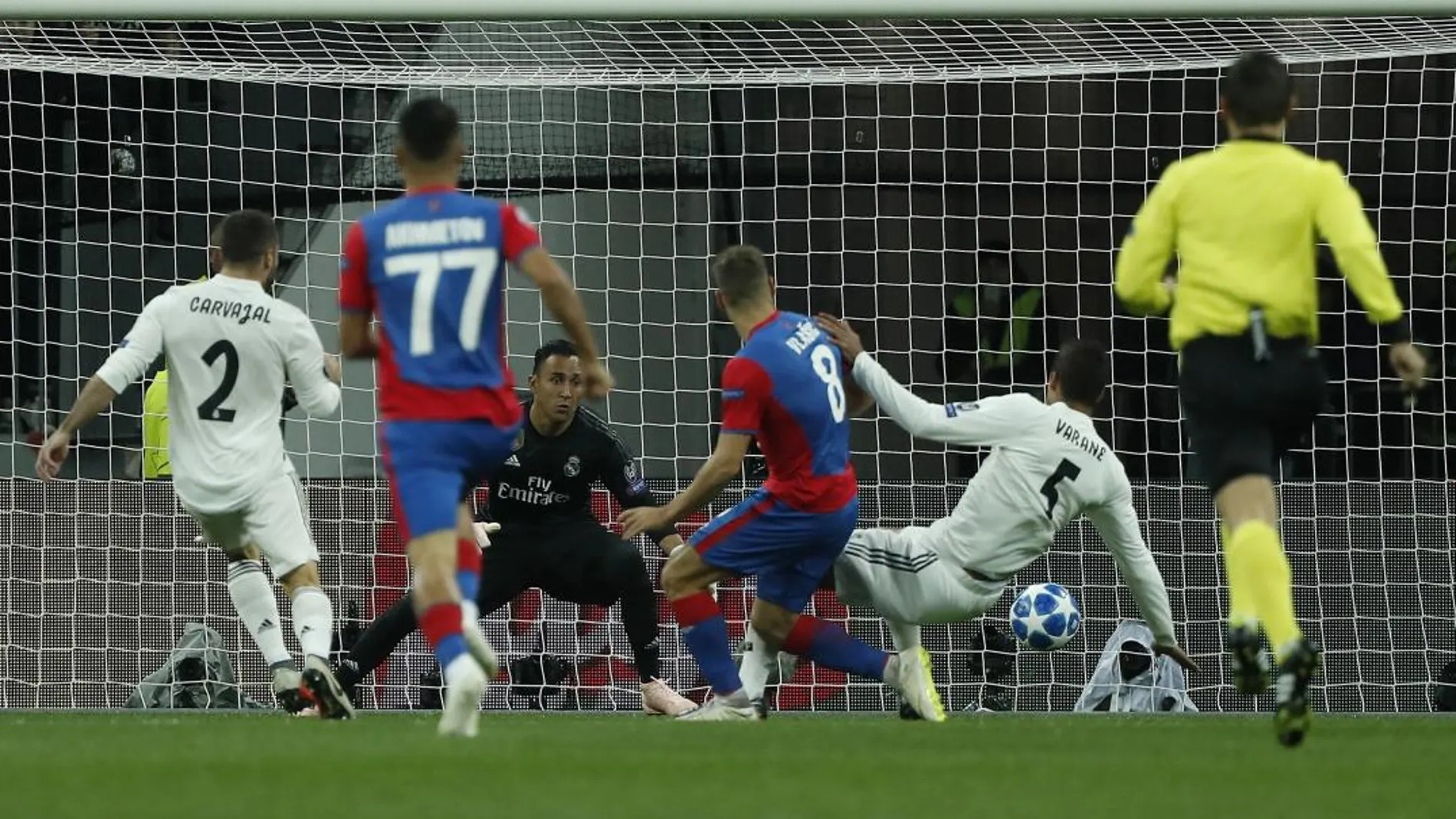 Nikola Vlasic (c) de PFC CSKA anota un gol ante el Real Madrid CF, en el estadio Luzhniki, en Moscú (Rusia). EFE/Sergei Ilnitsky