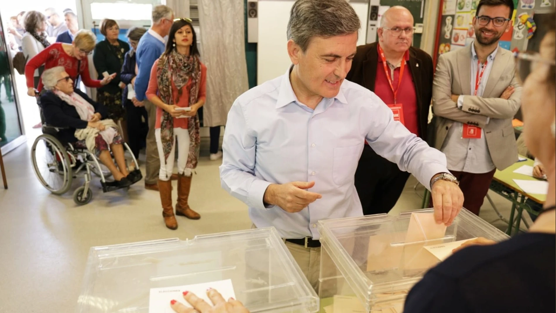 Pedro Saura introduciendo el sobre con la papeleta electoral. LA RAZÓN