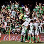 Los jugadores del Real Betis celebran su primer gol ante el Sevilla FC, marcado por Bartra. EFE/Raúl Caro.