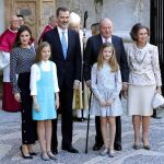 Los reyes Felipe y Letizia, sus hijas, la princesa Leonor y la infanta Sofía, y los reyes don Juan Carlos y doña Sofía asisten a la misa de Domingo de Resurrección en la Catedral de Mallorca. EFE/Lliteres