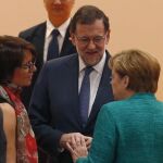 Eel presidente del Ejecutivo español, Mariano Rajoy (c), conversa con la canciller alemana, Angela Merkel (d), al inicio de la segunda y última jornada de la cumbre del G20
