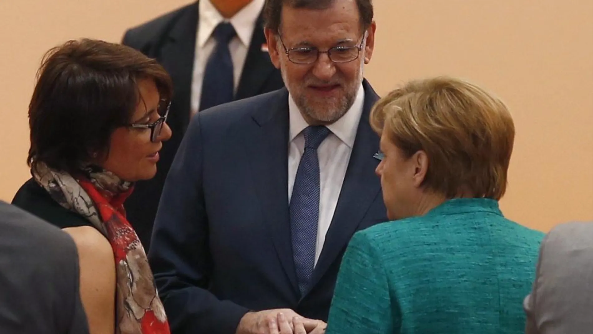 Eel presidente del Ejecutivo español, Mariano Rajoy (c), conversa con la canciller alemana, Angela Merkel (d), al inicio de la segunda y última jornada de la cumbre del G20