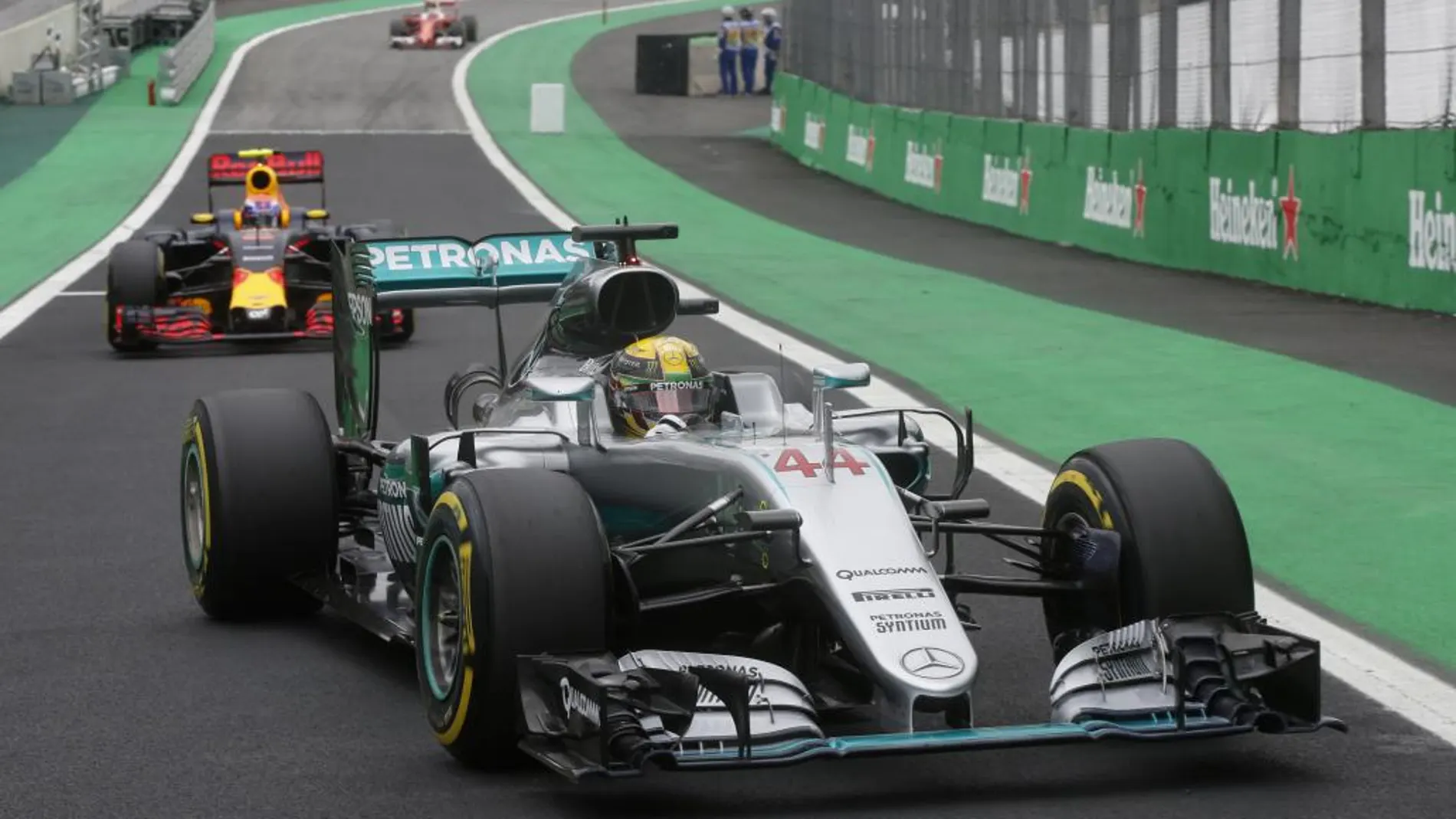 Lewis Hamilton, durante los entrenamientos en el Gran Premio de Fórmula Uno de Brasil en Sao Paulo (Brasil).