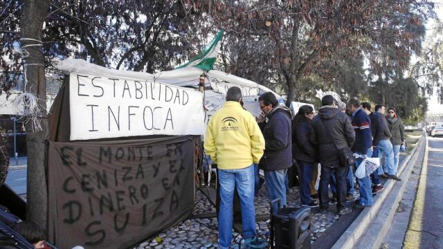 La falta de estabilidad de la plantilla genera numerosos conflictos que se dirimen en los tribunales y dan paso a protestas en la calle
