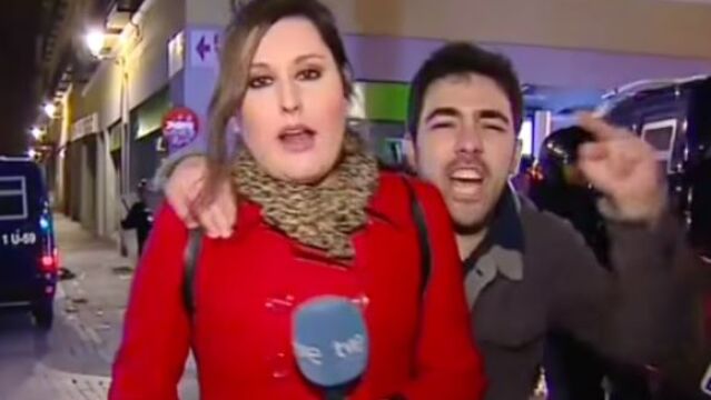 Momento en el que un joven boicotea la emisión en directo. RTVE