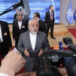 El ministro de Relaciones Exteriores iraní Mohammad Javad Zarif habla con los medios después de una reunión sobre el acuerdo nuclear iraní hoy, en Bruselas / Efe