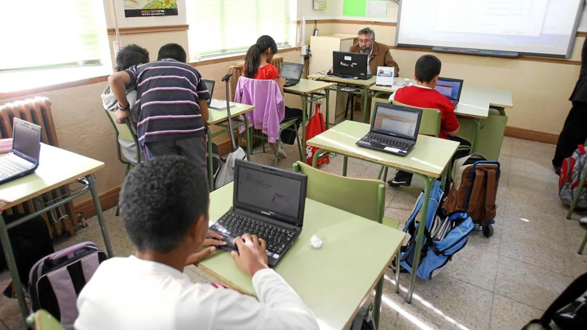 Alumos de Primaria el colegio público Miguel de Cervantes de Valladolid utilizan los miniportátiles durante una clase