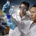 El profesor Hang Hubert Yin, autor del hallazgo, trabajando en el laboratorio