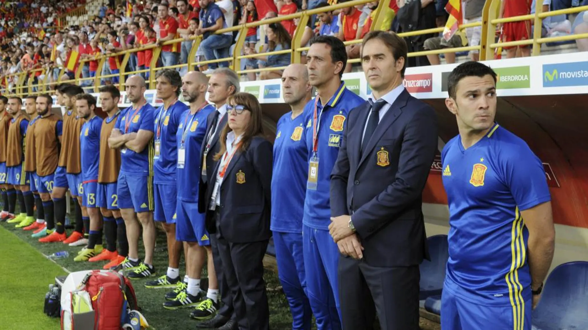 Imagen de archivo del 5 de septeimbre pasado, del entrenador de la selección española Julen Lopetegui (2d) durante el partido contra Liechtenstein
