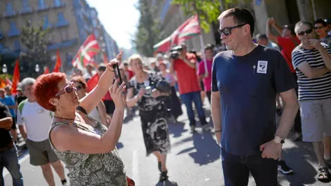 Manifestación abertzale. El dirigente de Bildu Arnaldo Otegi, ayer, en la marcha con motivo del comienzo de la Semana Grande de San Sebastián