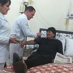 Evo Morales siendo atendido ayer por los médicos / Efe