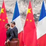 Macron y su homólogo chino, Xi Jinping, tras su rueda de prensa ayer en el Gran Salón del Pueblo de Pekín