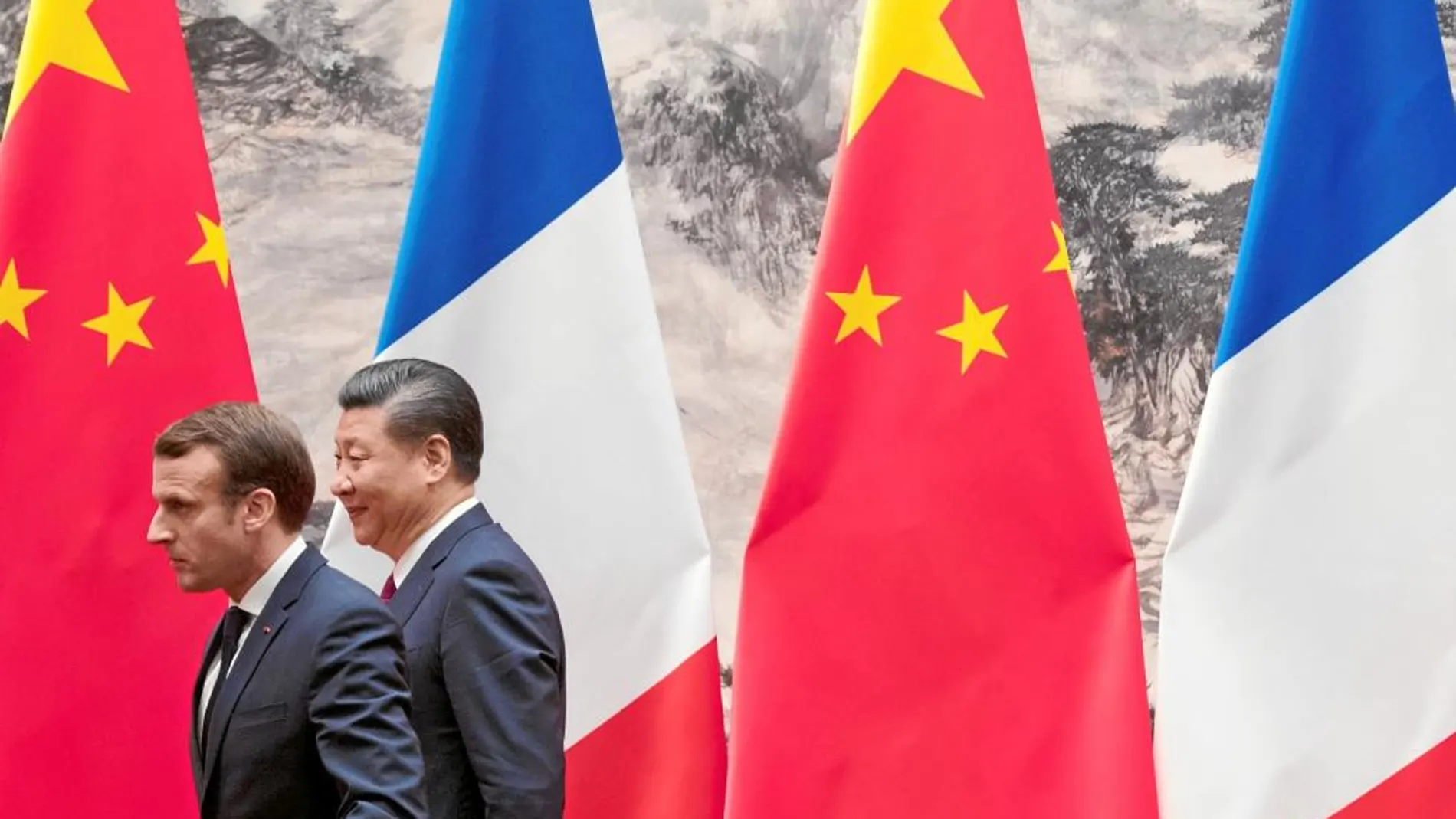 Macron y su homólogo chino, Xi Jinping, tras su rueda de prensa ayer en el Gran Salón del Pueblo de Pekín