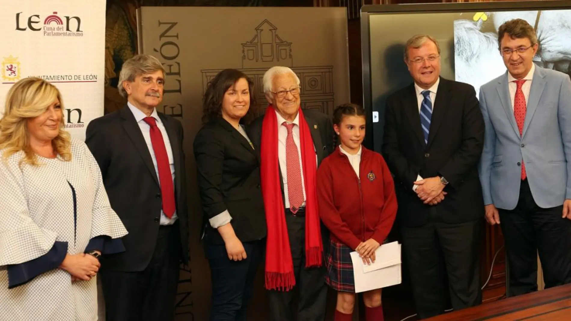 El alcalde de León, Antonio Silván; el presidente de la Fundación Mensajeros de la Paz, el padre Ángel; el presidente de la Diputación, Juan Martínez Majo; y el rector de la ULE, Juan Francisco García, entre otros, presentan los actos de la jornada / César/Ayto. León