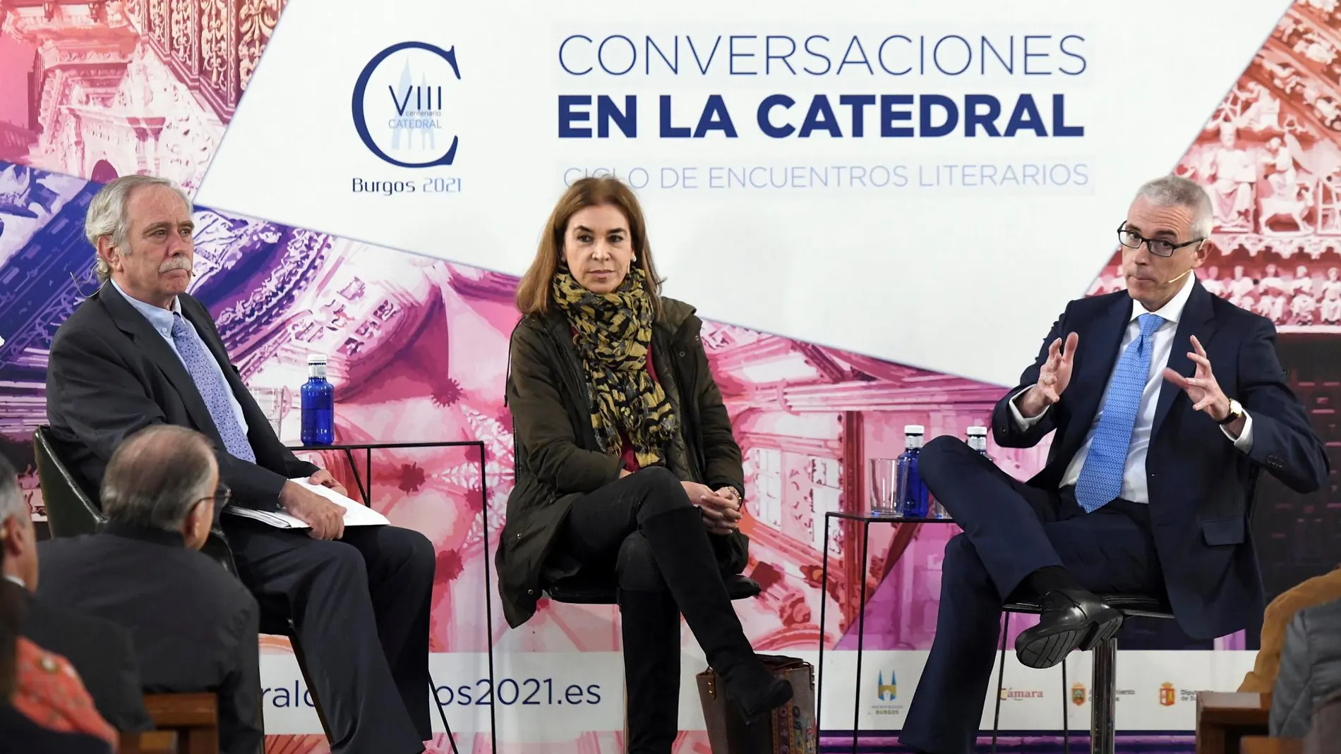 Los escritores Carmen Posadas (C) y Emilio Lara (D), participan en una charla sobre el castellano en España y español en el mundo presentada por el periodista y escritor Antonio Pérez Henares (I)