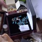 Los agentes encontraron más de 200.000 euros en efecto y gran cantidad de joyas