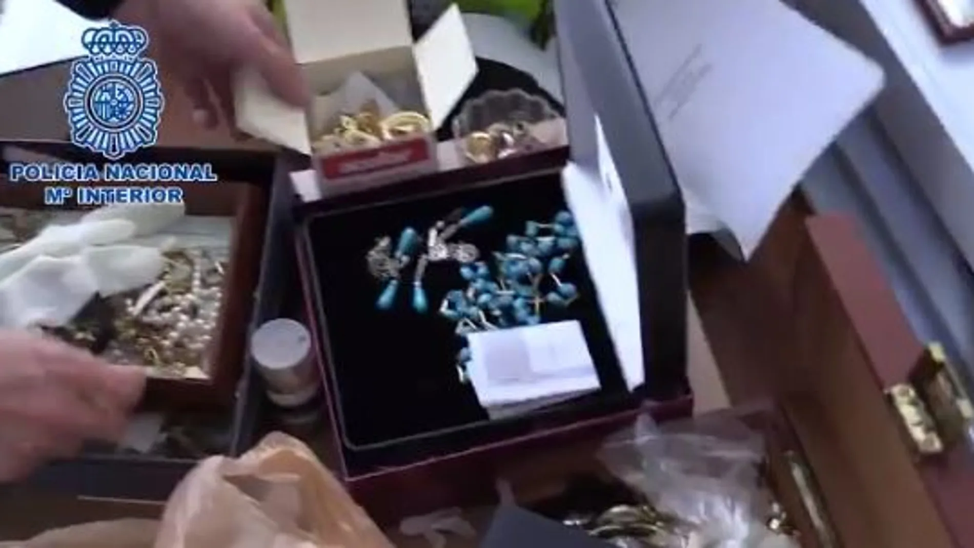 Los agentes encontraron más de 200.000 euros en efecto y gran cantidad de joyas
