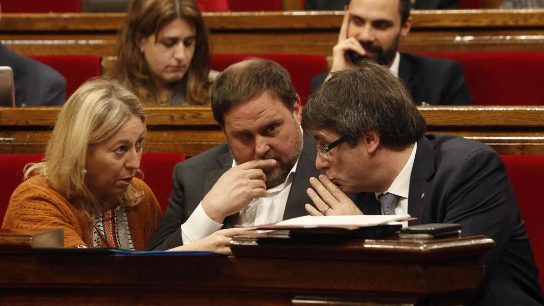Carles Puigdemont charla con Oriol Junqueras y Neus Munté hoy durante la sesión de control al Govern en el Parlament