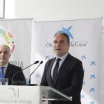 el presidente de la Diputación, Elias Bendodo y el director territorial de Caixabank en Andalucía Oriental y Murcia, Juan Ignacio Zafra