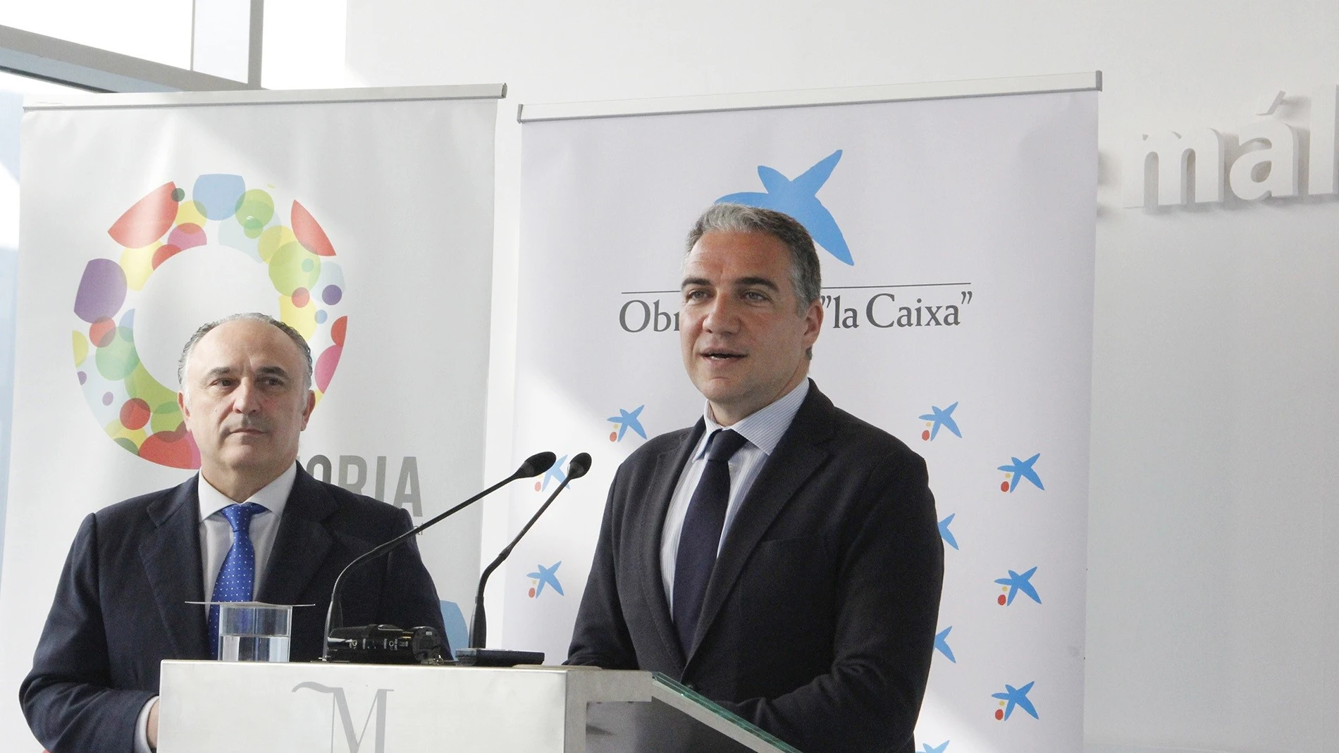 el presidente de la Diputación, Elias Bendodo y el director territorial de Caixabank en Andalucía Oriental y Murcia, Juan Ignacio Zafra