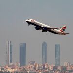 Un avión despega del aeropuerto de Madrid-Barajas.