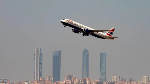 Un avión despega del aeropuerto de Madrid-Barajas.