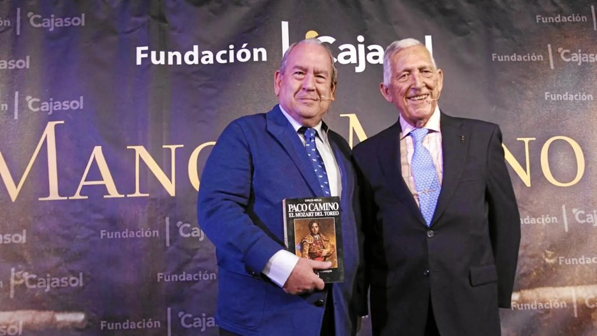 Paco Camino y Carlos Abella fueron los protagonistas del «Mano a mano» de Cajasol que moderó José Enrique Moreno